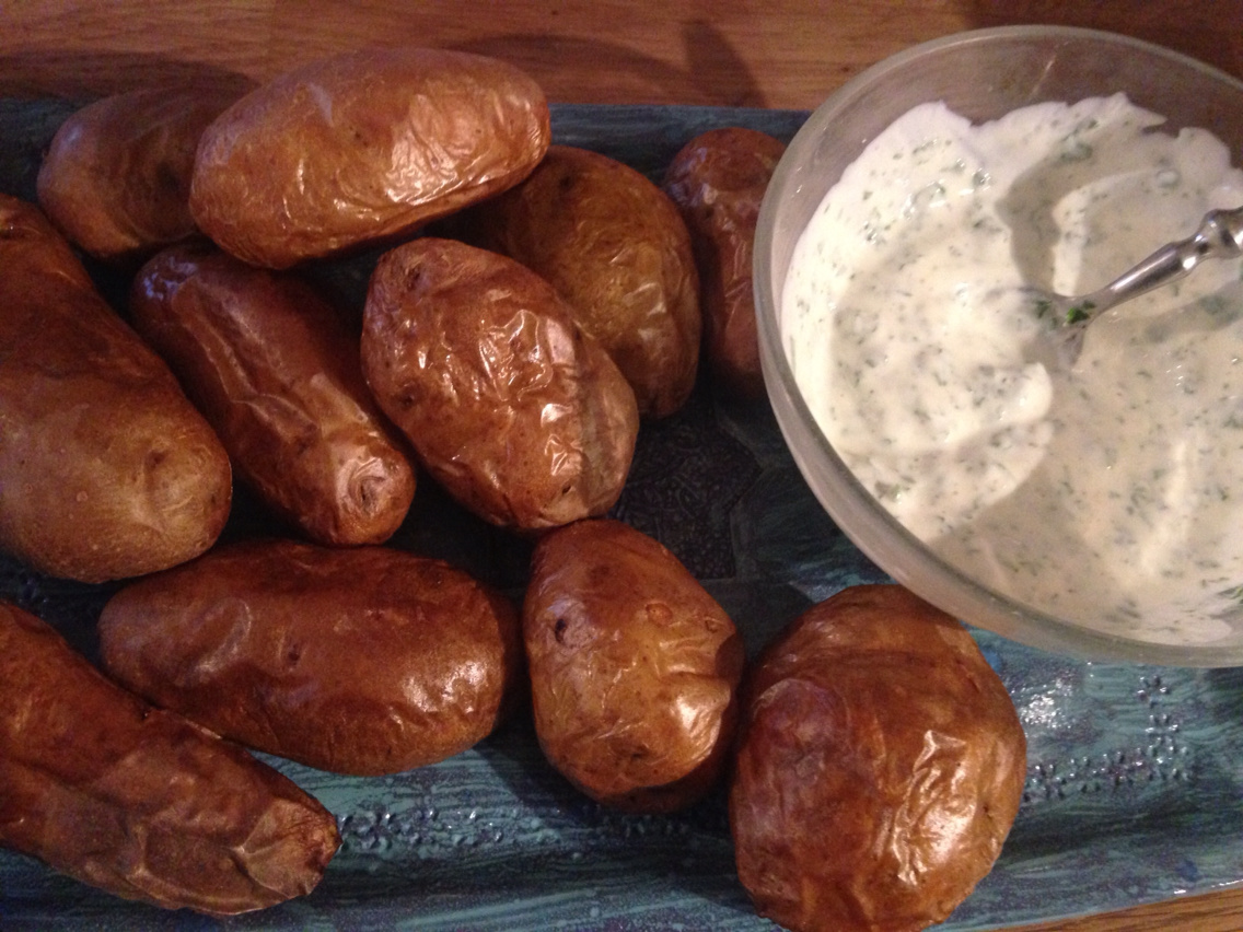 Potatoes with oven and yogurt sauce 